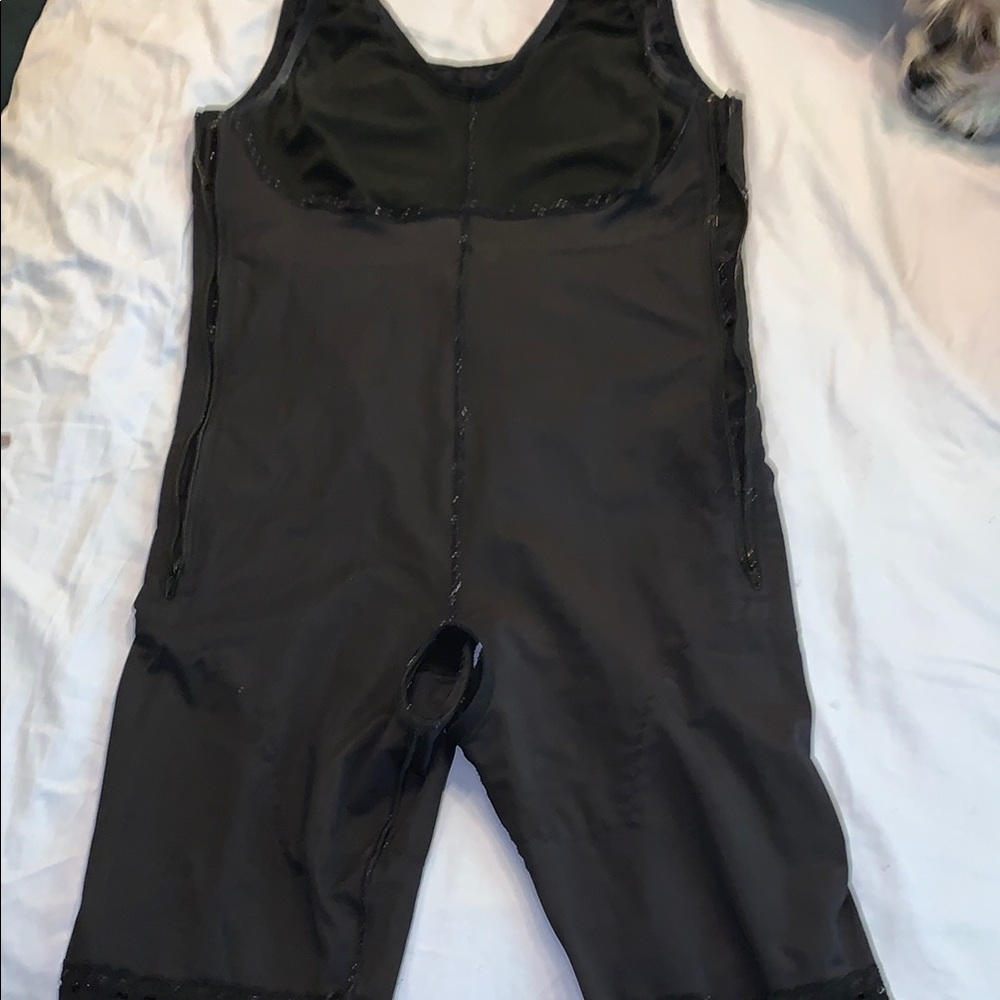 Contour crotchless surgical/compression garment goes under clothes size large